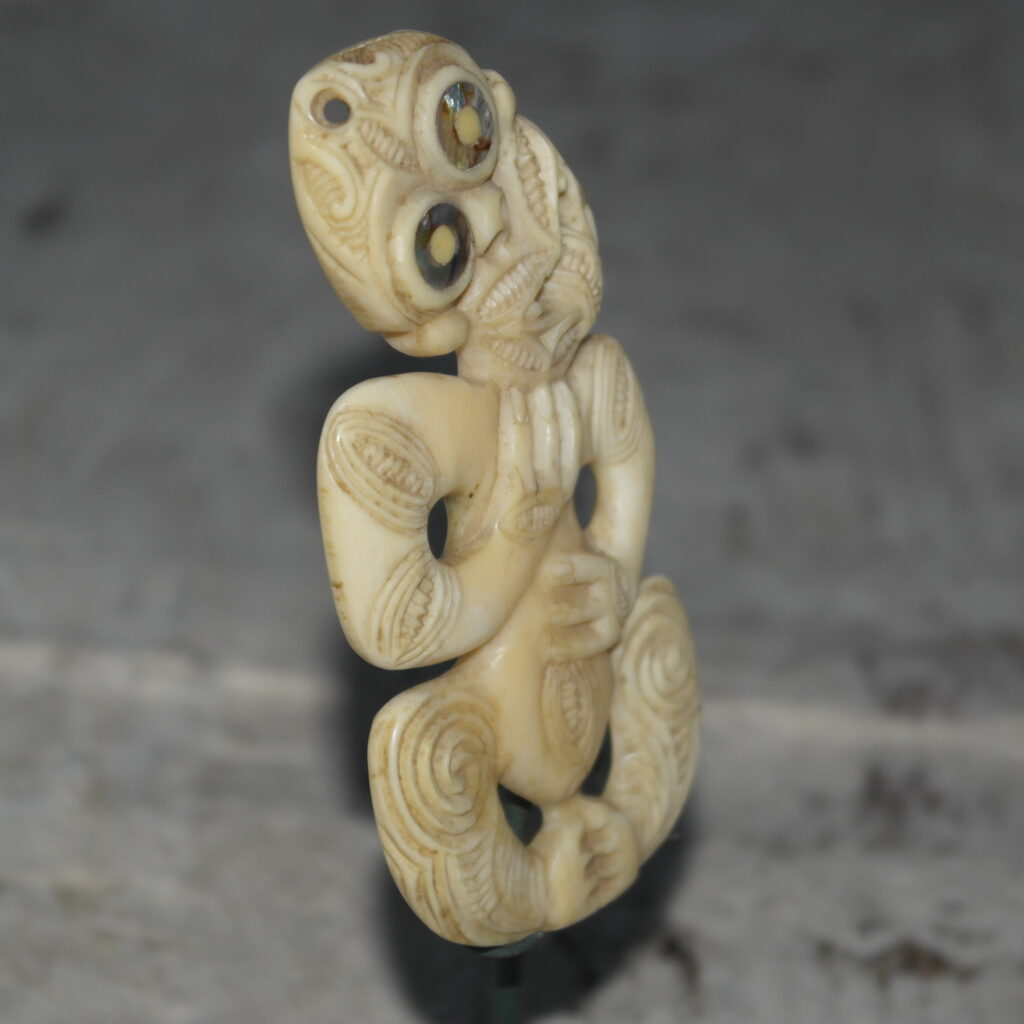 19th century Maori bone hei tiki, maori whalebone pendant, Maori tribal art antiques and weapons gallery, 19ème siècle Maoris massue de guerre, selling Maori clubs and artifacts