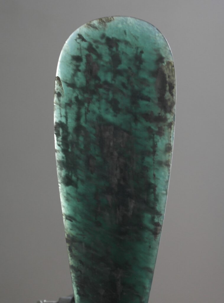 19th century Maori mere club, pounamu, 19th century Maori greenstone mere club, Maori tribal art antiques and weapons gallery, 19ème siècle Maoris massue de guerre