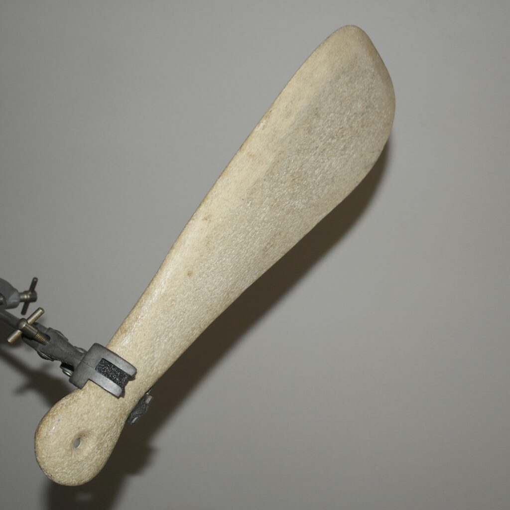 19th century Maori patu paraoa, Maori war club, Maori tribal art antiques and weapons gallery, Maori whalebone club, 19ème siècle Maoris massue de guerre
