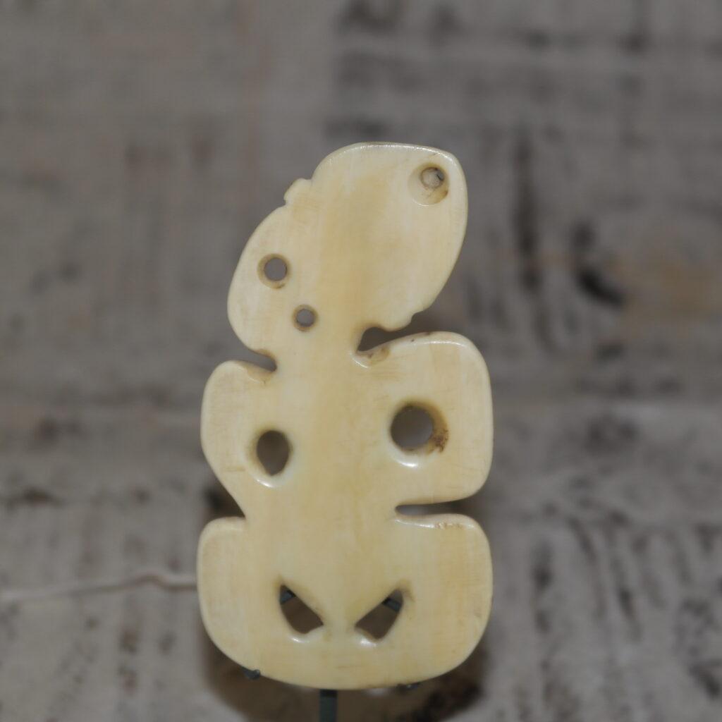 19th century Maori bone hei tiki, maori whalebone pendant, Maori tribal art antiques and weapons gallery, 19ème siècle Maoris massue de guerre, selling Maori clubs and artifacts