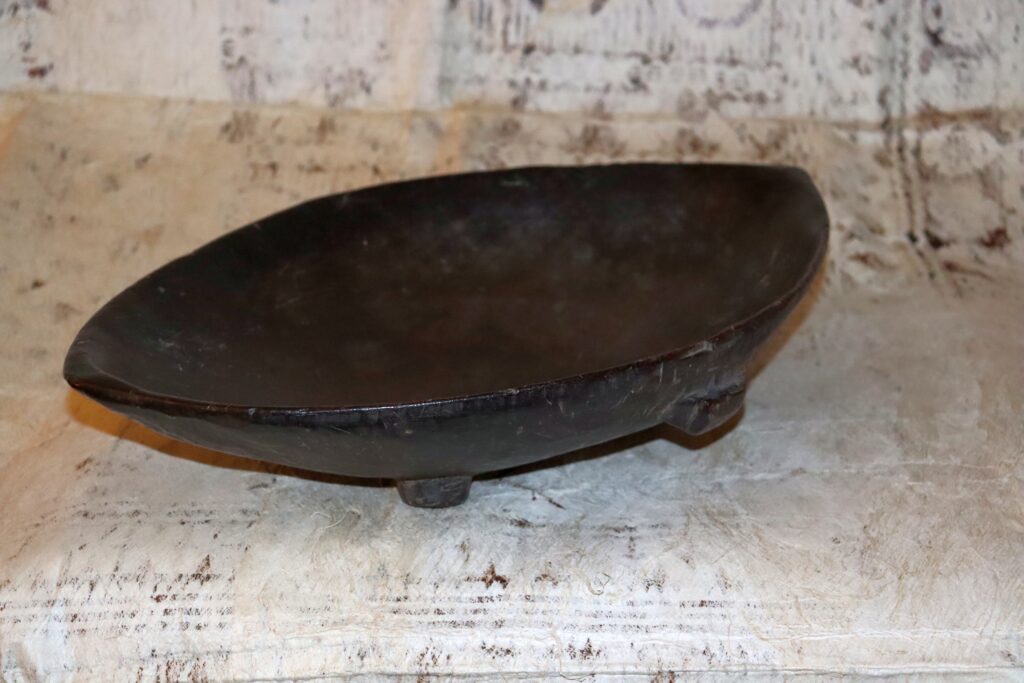19th century Fijian kava bowl, Fijian ceremonial kava dish, Fijian tribal art antiques and weapons gallery, 19ème siècle Fidji massue de guerre, looking to buy Fijian tribal antiques art and weapons