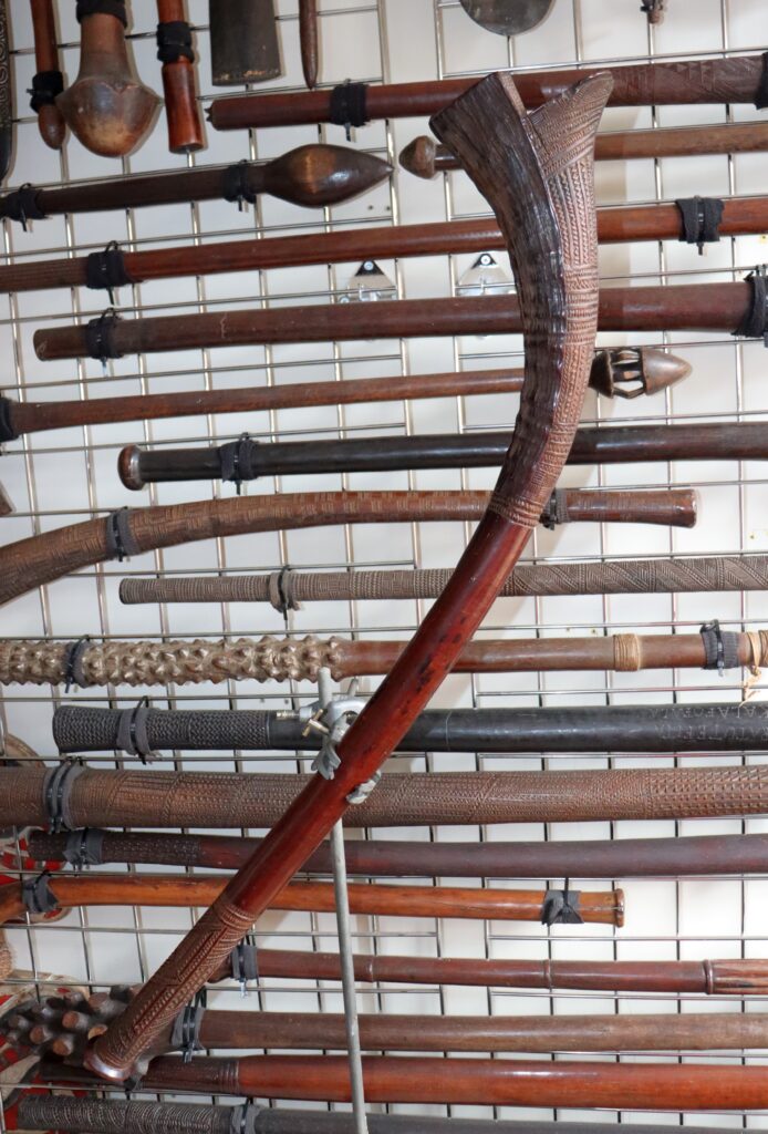 19th century Fijian gata club, Fijian war club, Fijian tribal art antiques and weapons gallery, 19ème siècle Fidji massue de guerre, selling Fijian clubs antiques and weapons, buying Fijian antiques