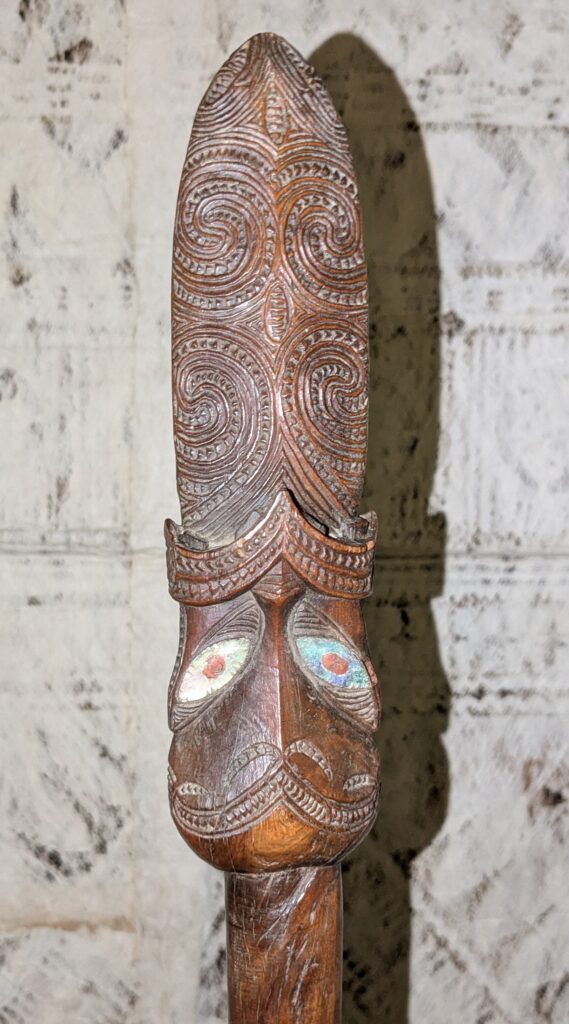 19th century Maori taiaha, Maori war club, Maori tribal art antiques and weapons gallery, 19ème siècle Maoris massue de guerre, buying Maori clubs and artifacts