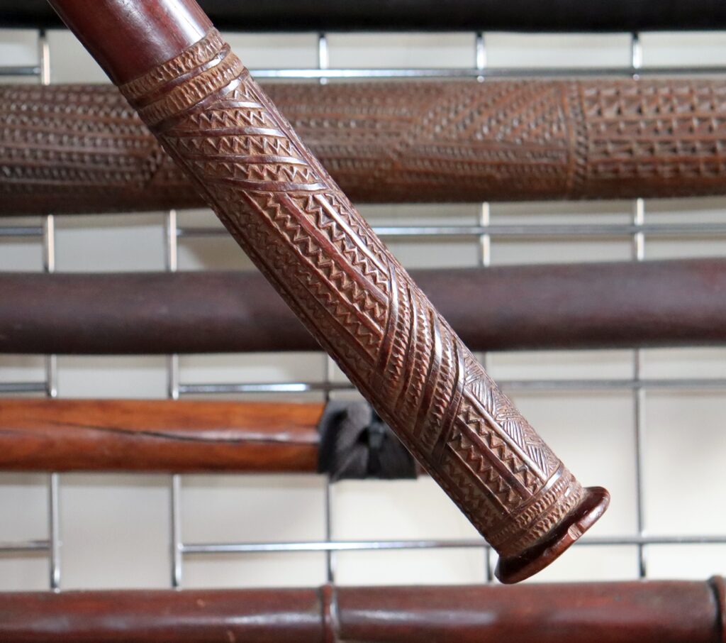 19th century Fijian gata club, Fijian war club, Fijian tribal art antiques and weapons gallery, 19ème siècle Fidji massue de guerre, selling Fijian clubs antiques and weapons, buying Fijian antiques