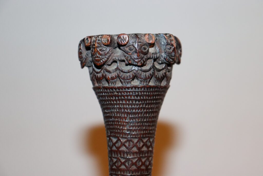 19th century Austral Island paddle, ivavae Island ceremonial paddle, Polynesian tribal art antiques and weapons gallery, Austral island tribal art