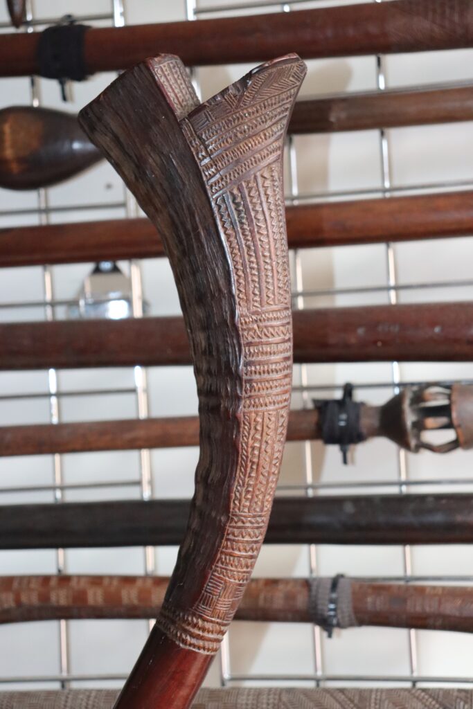 19th century Fijian gata club, Fijian war club, Fijian tribal art antiques and weapons gallery, 19ème siècle Fidji massue de guerre, selling Fijian clubs antiques and weapons, buying Fijian antiques