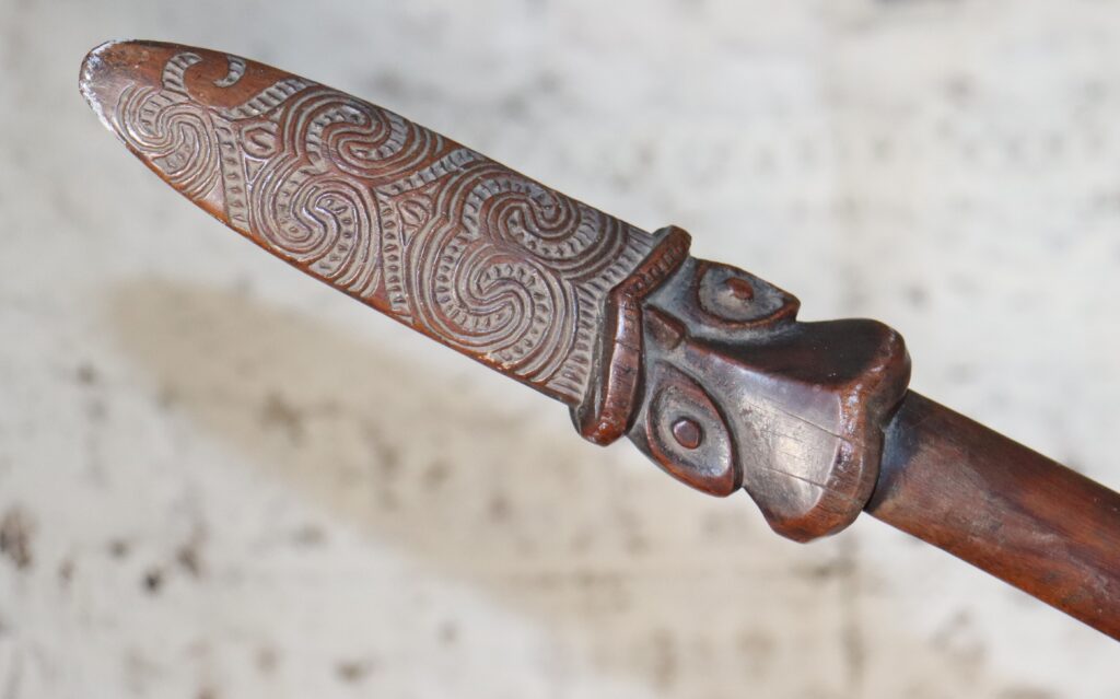 19th century Maori taiaha, Maori weapon, Maori war club, Maori tribal art antiques and weapons gallery, 19ème siècle Maoris massue de guerre