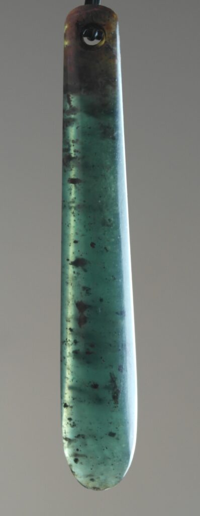 19th century Maori kuru pendant, Maori tribal art antiques and weapons gallery, antique Maori pendant, nephrite, maori antique, antique maori pounamu pendant