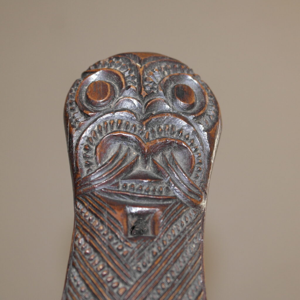19th century Maori patu rakau club, Maori war club, Maori tribal art antiques and weapons gallery, 19ème siècle Maoris massue de guerre