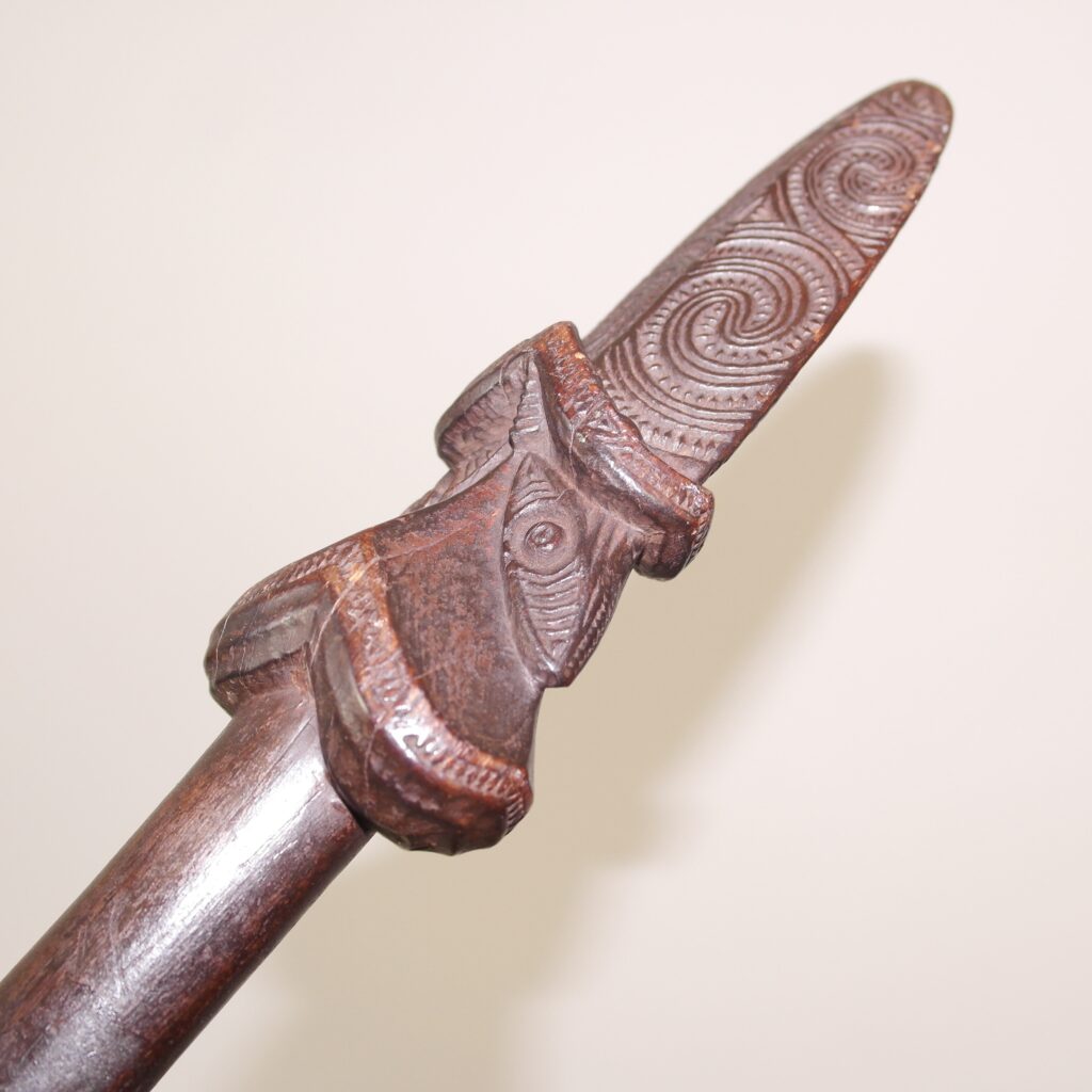 19th century Maori taiaha, Maori weapon, Maori tribal art antiques and weapons gallery,19ème siècle Maoris massue de guerre, Maori war club