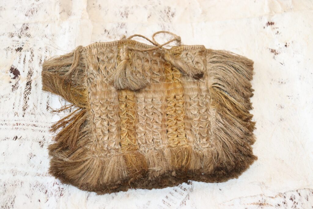 19th century Maori kete muka, Maori antique, Maori tribal art antiques and weapons gallery,19ème siècle Maoris massue de guerre, buying and selling Maori clubs, artifacts and weapons