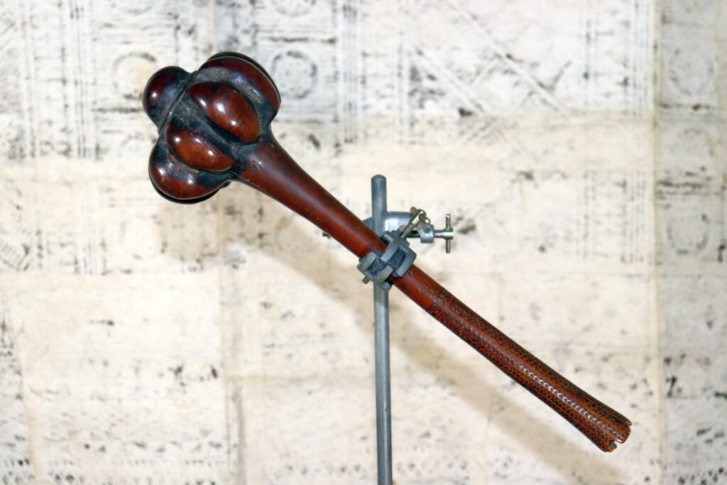 19th century Fijian ula throwing club, Polynesian tribal art antiques and weapons gallery, 19ème siècle Fidji massue de guerre, Fijian weapon