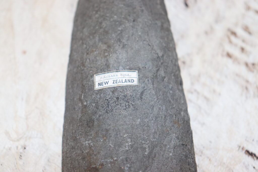 19th century Maori toki adze, Maori artifact, Maori tribal art antiques and weapons gallery, 19ème siècle Maoris massue de guerre, buying Maori antiques, buying and selling Maori clubs and artifacts