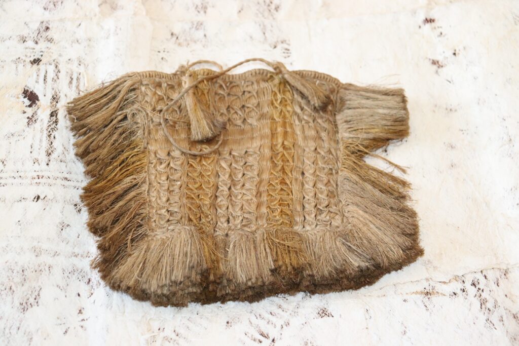 19th century Maori kete muka, Maori antique, Maori tribal art antiques and weapons gallery,19ème siècle Maoris massue de guerre, buying and selling Maori clubs, artifacts and weapons