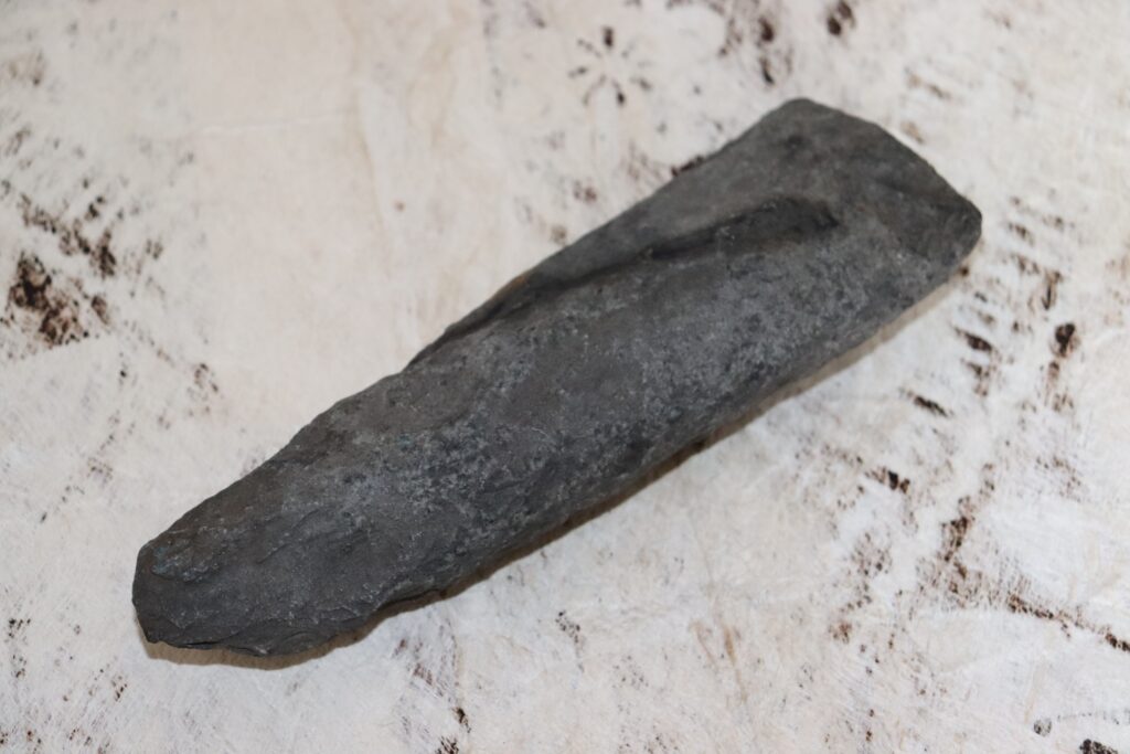 19th century Maori toki adze, Maori artifact, Maori tribal art antiques and weapons gallery, 19ème siècle Maoris massue de guerre, buying Maori antiques, buying and selling Maori clubs and artifacts