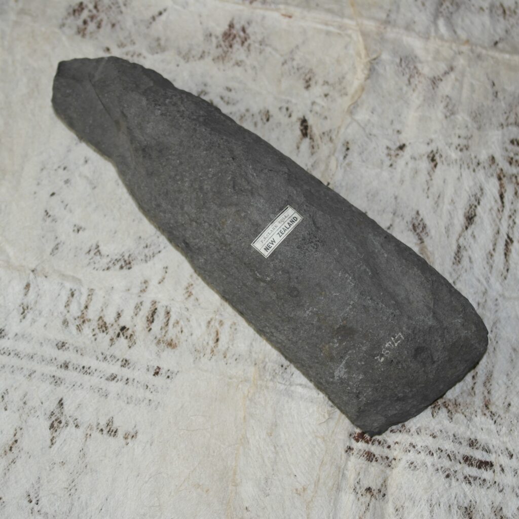 19th century Maori toki adze, Maori artifact, Maori tribal art antiques and weapons gallery, 19ème siècle Maoris massue de guerre, buying Maori antiques, buying and selling Maori clubs and artifacts