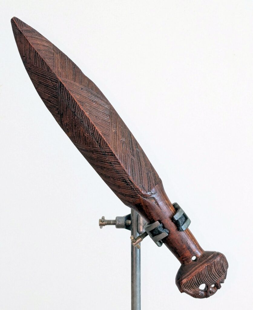 19th century Maori patuki club, Maori war club, Maori tribal art antiques and weapons gallery, 19ème siècle Maoris massue de guerre, buying Maori clubs