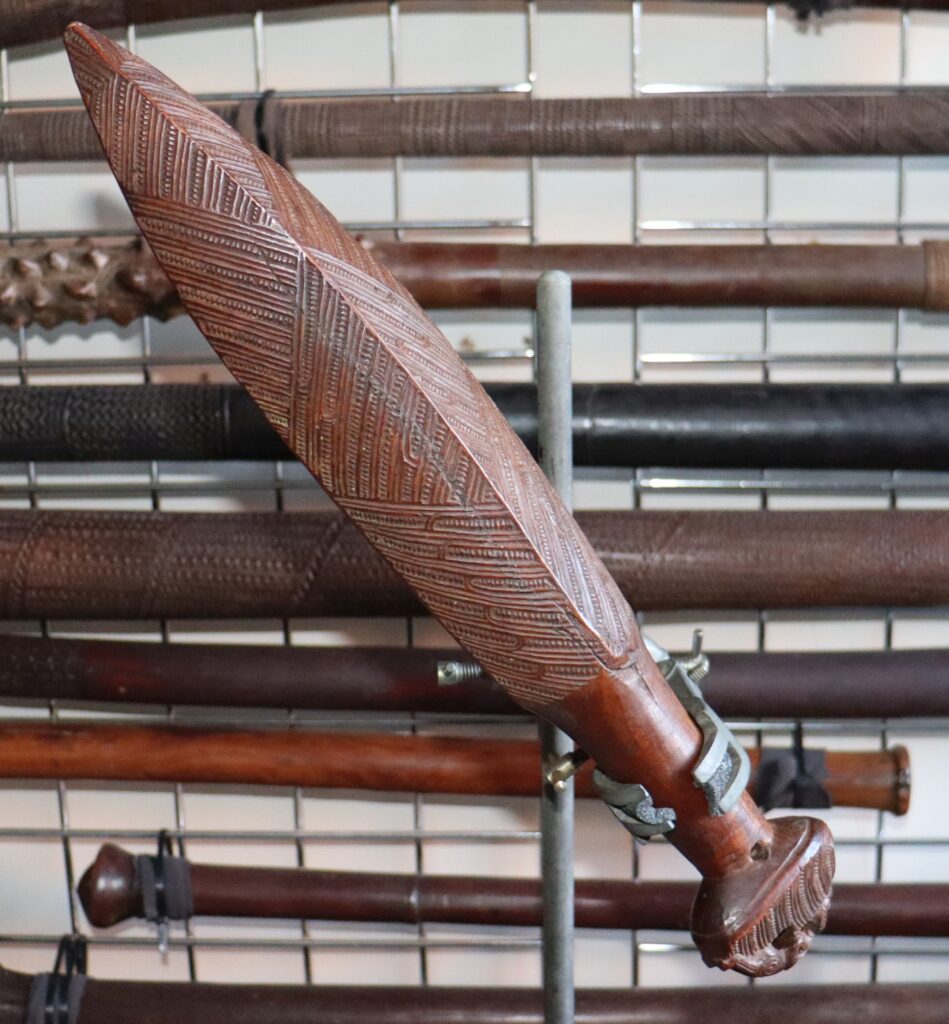 19th century Maori patuki club, Maori war club, Maori tribal art antiques and weapons gallery, 19ème siècle Maoris massue de guerre, buying Maori clubs
