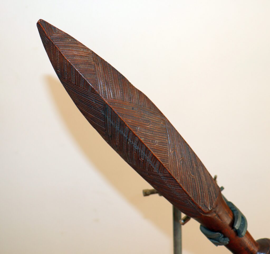 19th century Maori patuki club, Maori war club, Maori tribal art antiques and weapons gallery, 19ème siècle Maoris massue de guerre, buying Maori clubs
