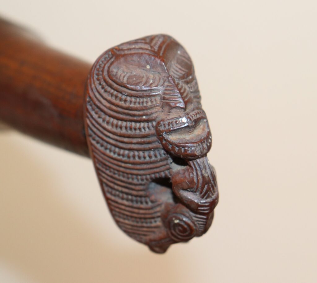 19th century Maori patuki club, Maori war club, Maori tribal art antiques and weapons gallery, 19ème siècle Maoris massue de guerre, buying Maori clubs