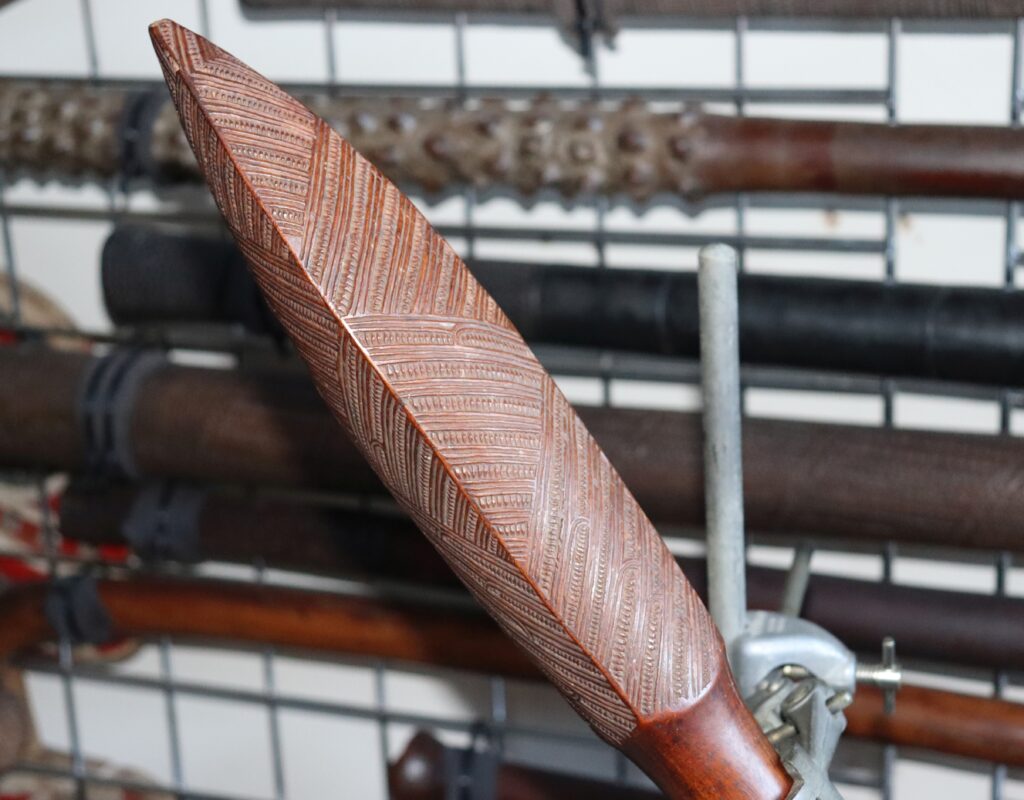 19th century Maori patuki club, Maori war club, Maori tribal art antiques and weapons gallery, 19ème siècle Maoris massue de guerre, buying Maori clubs
