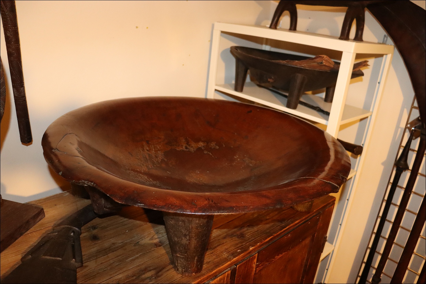 19th century Fijian kava bowl tanoa, Fijian ceremonial kava dish, Fijian antique, Fijian artifact, 19th century fijian artifact, Polynesian tribal art antiques and weapons gallery, Oceanic tribal art antiques and weapons gallery, ethnographic tribal art antiques and weapons gallery, 19ème siècle Fidji massue de guerre, looking to buy Fijian tribal antiques art and weapons, buying Fijian antiques, buying Fijian clubs artifacts and weapons, buying Fijian antiques