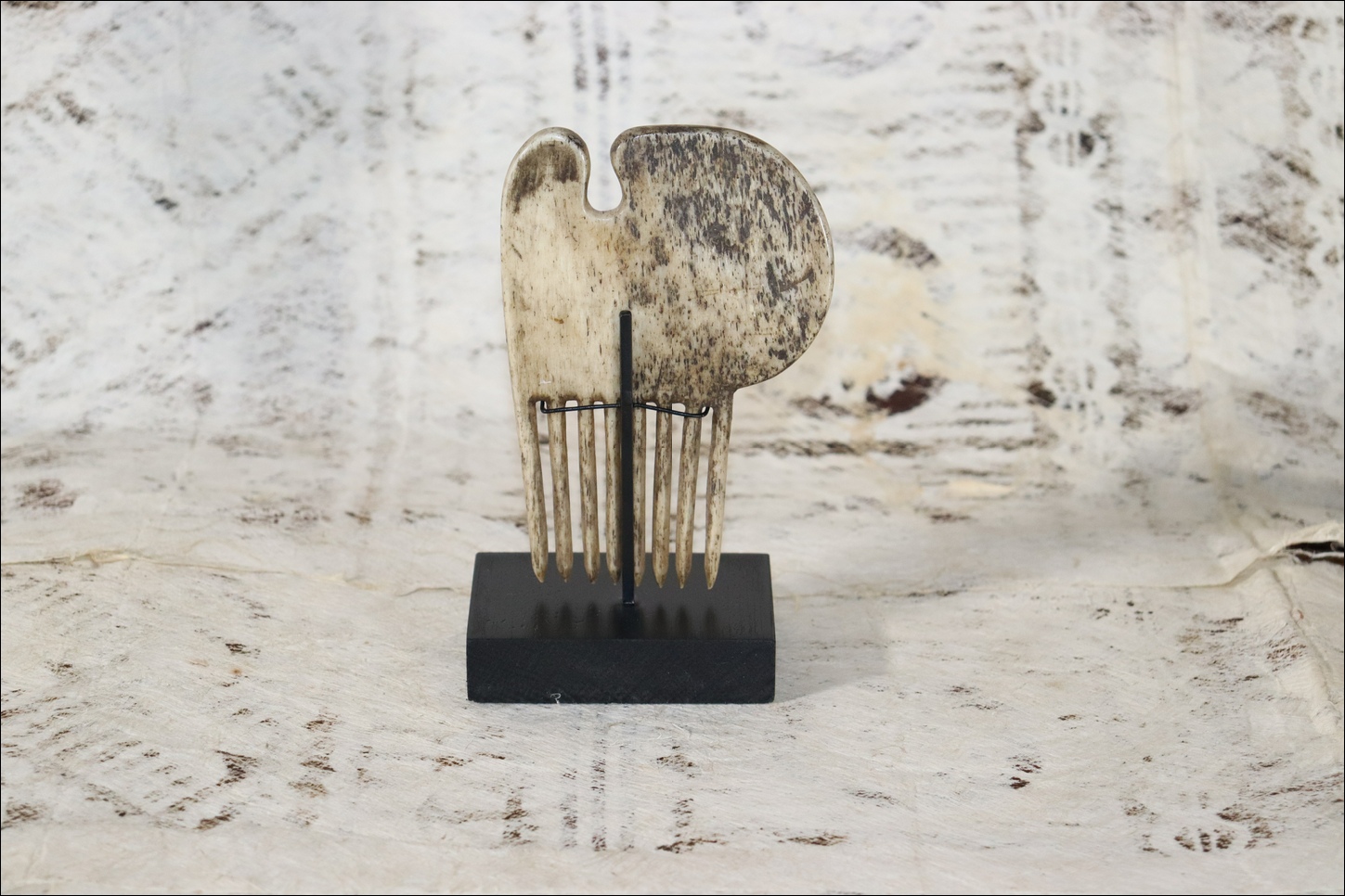 19th century Maori comb heru, 19th century Maori heru whalebone comb, maori artifact, 19th century maori tiki, hei tiki, antuque maori, maori artifact, maori club, polynesian tribal art antiques and weapons gallery, oceanic tribal art antiques and weapons gallery, ethnographic tribal art antiques and weapons gallery, 19ème siècle Maoris massue de guerre, looking to buy tribal antiques art and weapons, buying Maori antiques, buying Maori clubs, artifacts and weapons, buying Maori antiques, buying Maori clubs and artifacts, selling Maori antiques, selling Maori clubs and artifacts