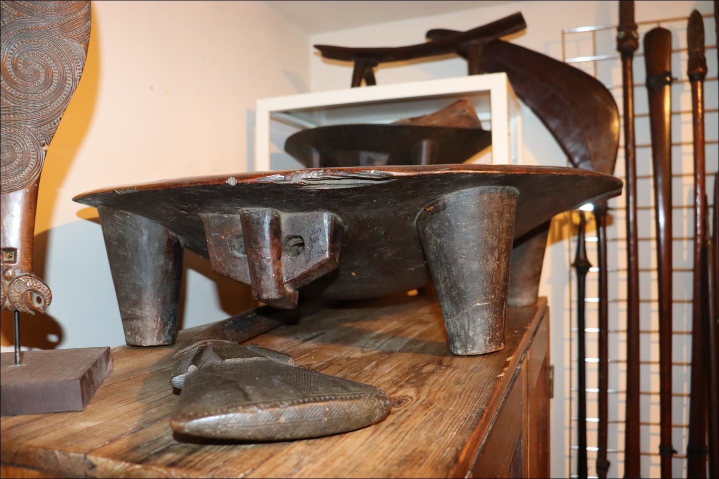 19th century Fijian kava bowl tanoa, Fijian ceremonial kava dish, Fijian antique, Fijian artifact, 19th century fijian artifact, Polynesian tribal art antiques and weapons gallery, Oceanic tribal art antiques and weapons gallery, ethnographic tribal art antiques and weapons gallery, 19ème siècle Fidji massue de guerre, looking to buy Fijian tribal antiques art and weapons, buying Fijian antiques, buying Fijian clubs artifacts and weapons, buying Fijian antiques