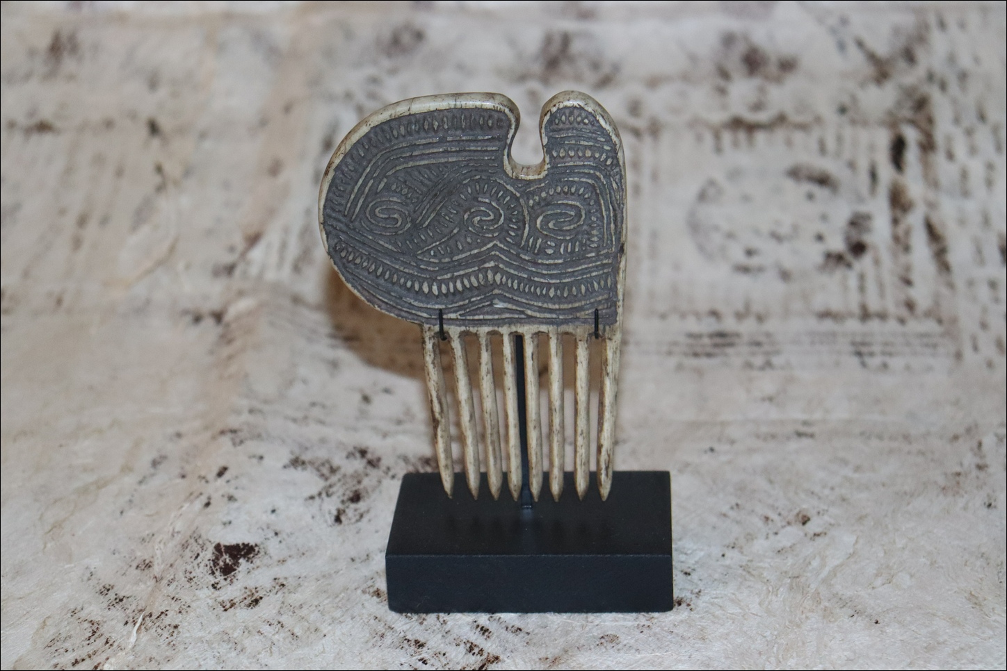 19th century Maori comb heru, 19th century Maori heru whalebone comb, maori artifact, 19th century maori tiki, hei tiki, antuque maori, maori artifact, maori club, polynesian tribal art antiques and weapons gallery, oceanic tribal art antiques and weapons gallery, ethnographic tribal art antiques and weapons gallery, 19ème siècle Maoris massue de guerre, looking to buy tribal antiques art and weapons, buying Maori antiques, buying Maori clubs, artifacts and weapons, buying Maori antiques, buying Maori clubs and artifacts, selling Maori antiques, selling Maori clubs and artifacts