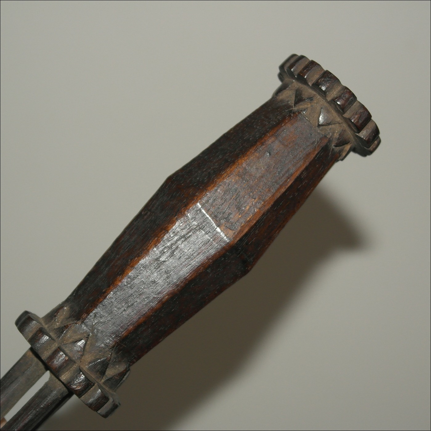 Early Fijian fork cula ni bokola, 18th century Fijian cannibal fork, Fijian antique, Fijian artifact, 19th century fijian artifact, Polynesian tribal art antiques and weapons gallery, Oceanic tribal art antiques and weapons gallery, ethnographic tribal art antiques and weapons gallery, 19ème siècle Fidji massue de guerre, looking to buy Fijian tribal antiques art and weapons, buying Fijian antiques, buying Fijian clubs artifacts and weapons, buying Fijian antiques