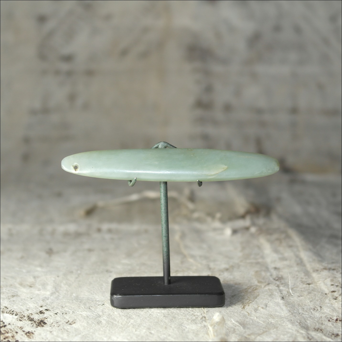 19th century Maori greenstone kuru pendant, Maori antique, Maori artifact, 19th century maori carving, 19th century Maori antique, 19th century Maori artifact, polynesian tribal art antiques and weapons gallery, oceanic tribal art antiques and weapons gallery, ethnographic tribal art antiques and weapons gallery, 19ème siècle Maoris massue de guerre, looking to buy tribal antiques art and weapons, buying Maori antiques, buying Maori clubs, artifacts and weapons, buying Maori antiques, buying Maori clubs and artifacts