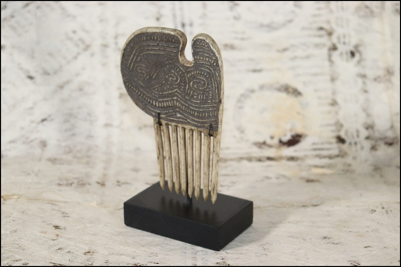 19th century Maori comb heru, 19th century Maori heru whalebone comb, maori artifact, 19th century maori tiki, hei tiki, antuque maori, maori artifact, maori club, polynesian tribal art antiques and weapons gallery, oceanic tribal art antiques and weapons gallery, ethnographic tribal art antiques and weapons gallery, 19ème siècle Maoris massue de guerre, looking to buy tribal antiques art and weapons, buying Maori antiques, buying Maori clubs, artifacts and weapons, buying Maori antiques, buying Maori clubs and artifacts, selling Maori antiques, selling Maori clubs and artifacts